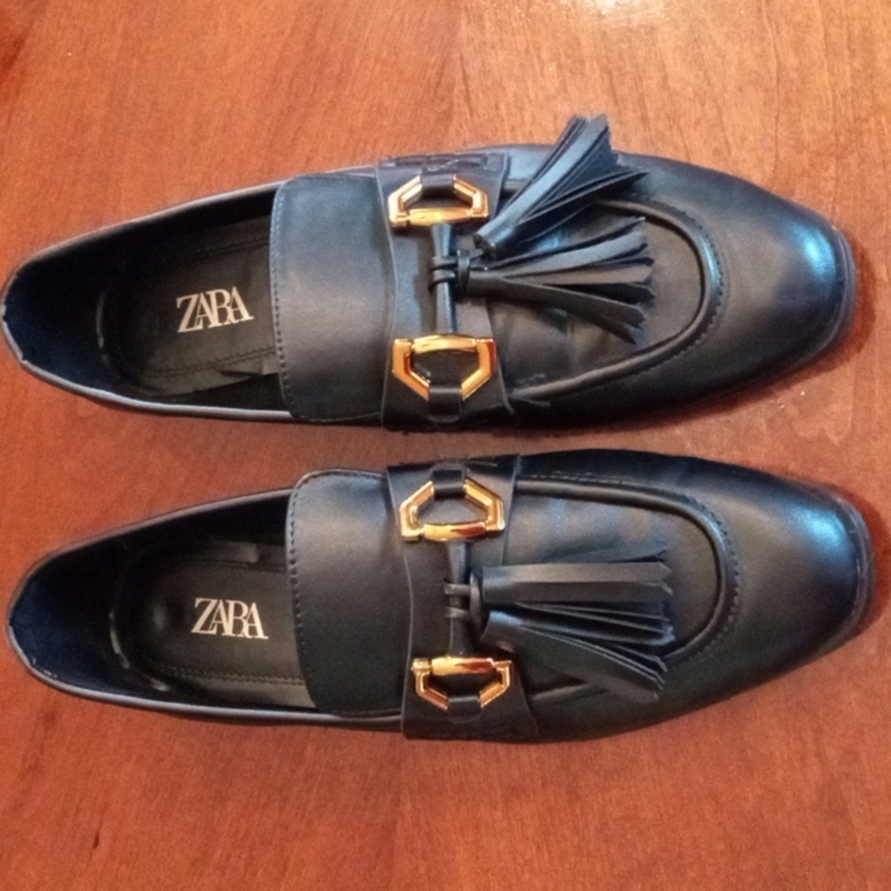 Zara Black women's loafers with tassels.